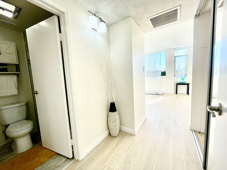Occidental Towers Apartments — Photo 108