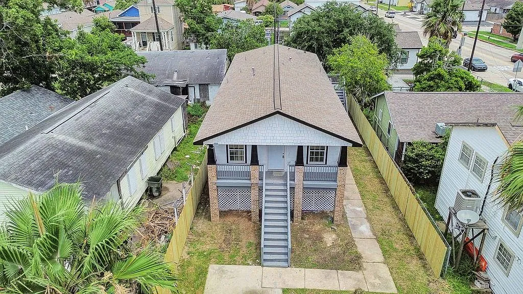 3 bed, 2.0 bath, 1608 sqft, $2,300 — Photo 2