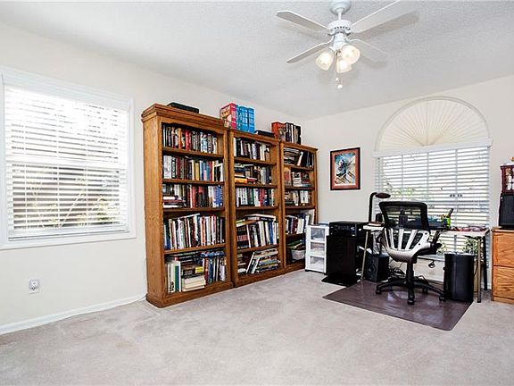 4th image of 9614 Glenox Ln