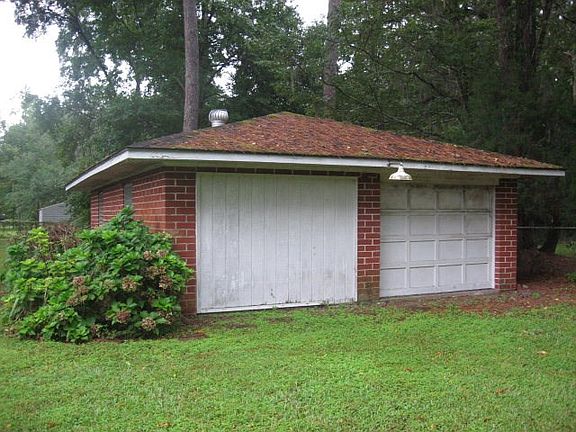 Rear Garage w/half bath