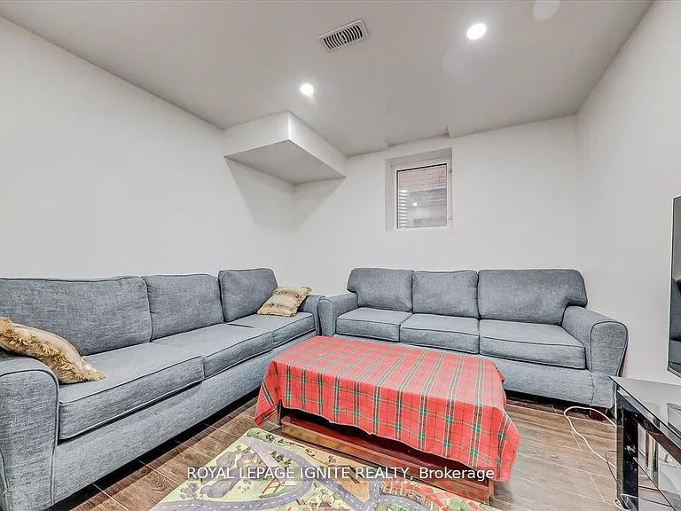114 Lawrence Pilkington Ave #BASEMENT — Photo 12