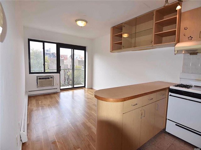 1st image of 14448 Roosevelt Ave APT 6C