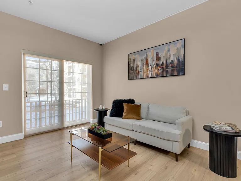Washington Square Apartments — Photo 12