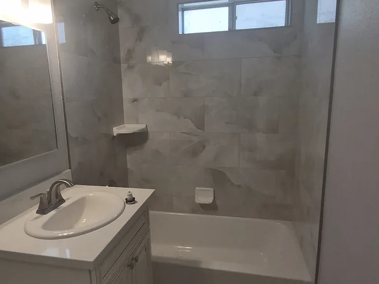 1337 W Arbutus St — Photo 5