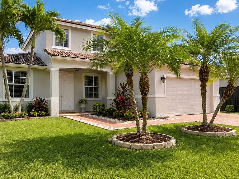 14300 SW 159th Pl — Photo 2