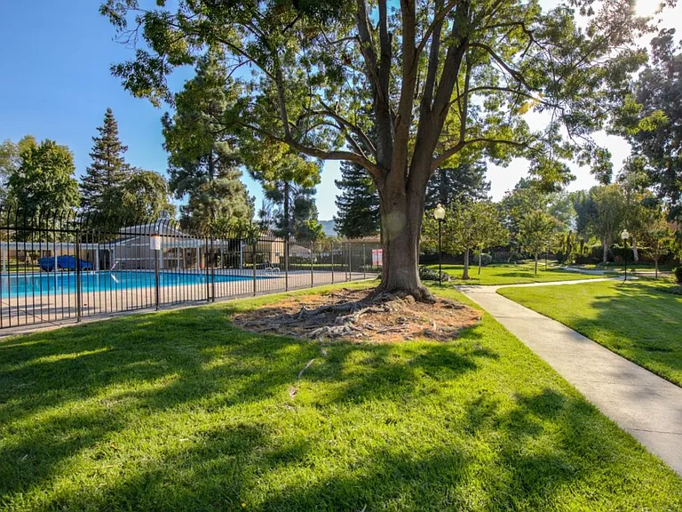 6547 Cobblestone Ct — Photo 40