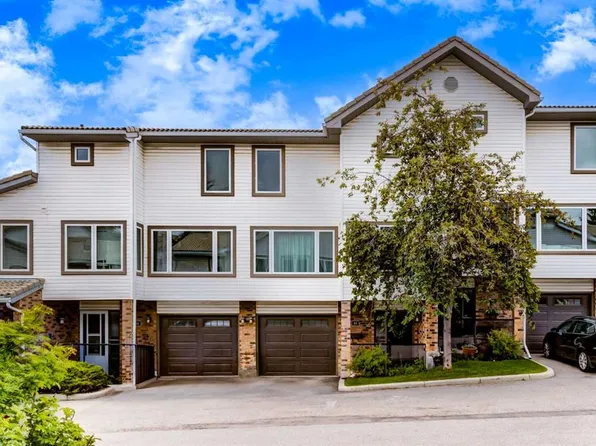 88 N Coachway Gdns SW, Calgary, AB T3H 2V9