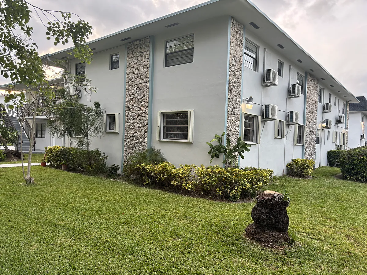 Front of the building ! You could walk at night or anytime of the day , we have supermarkets within walking distance! Safe area! - 4590 SW 67th Ave #3