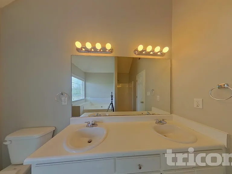 1055 Maria Dr — Photo 6