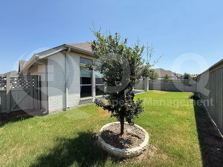 2401 Robin Way — Photo 31