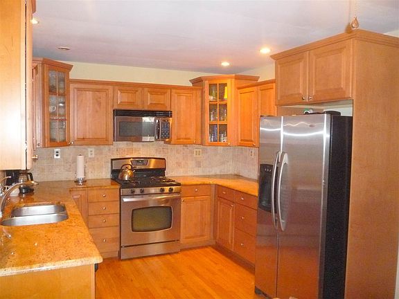 4th image of 17 Deerfield Pl