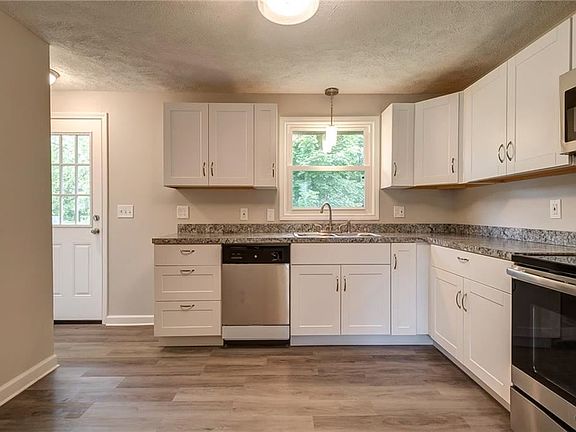5th image of 403 Sunflower Dr