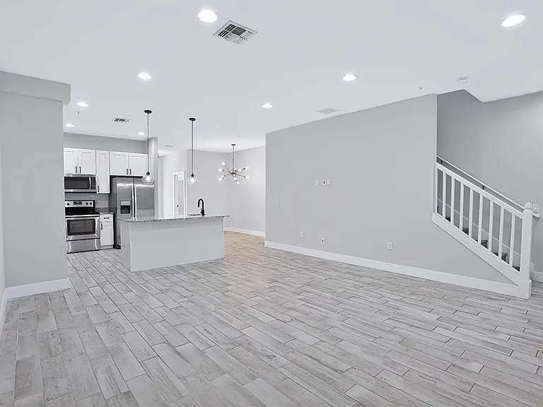 2233R E Kaley Ave #6 — Photo 5