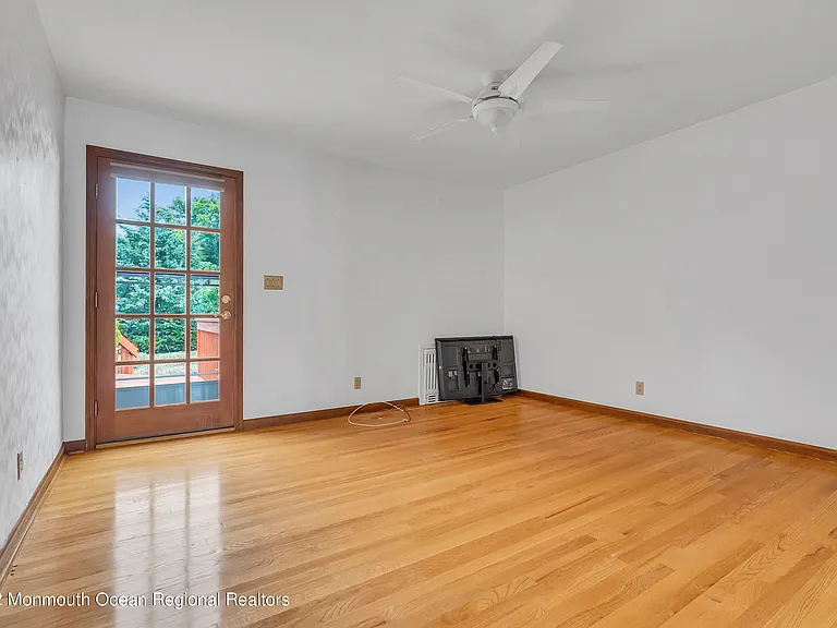 11 Elm Ave — Photo 7