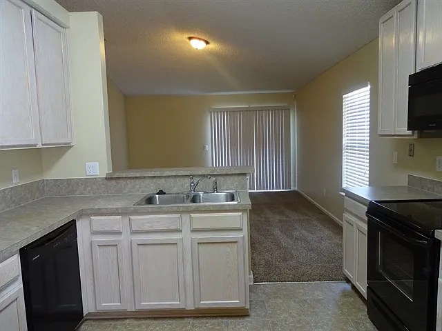 4 bed, 2.0 bath, 1768 sqft, $2,195 — Photo 2