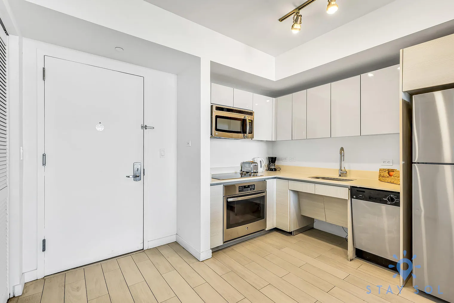 2 bed, 2.0 bath, 990 sqft, $4,080 — Photo 4