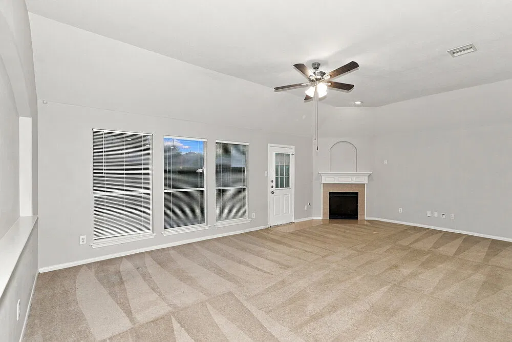 3 bed, 2.0 bath, 2118 sqft, $2,335 — Photo 3