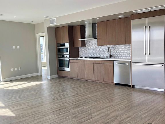 4th image of 551 W Date St #504