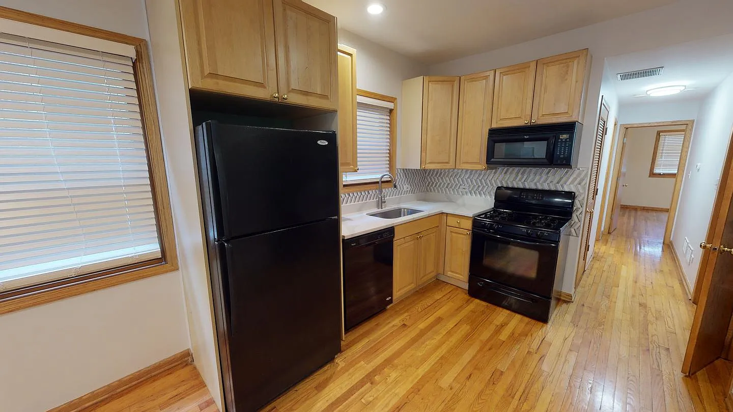 Spacious Noble Square duplex with great private deck — Photo 3