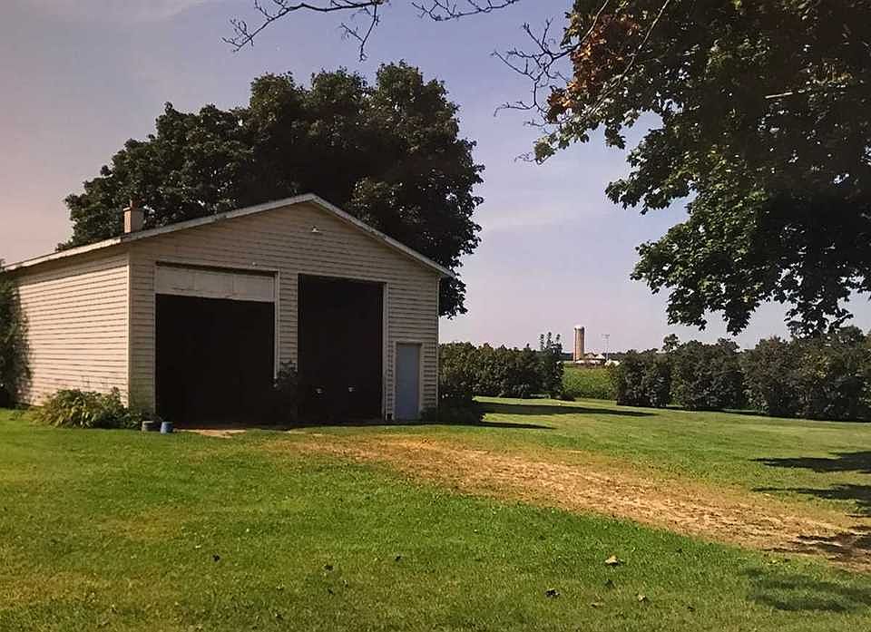 2nd image of 3913 N Burdick Rd