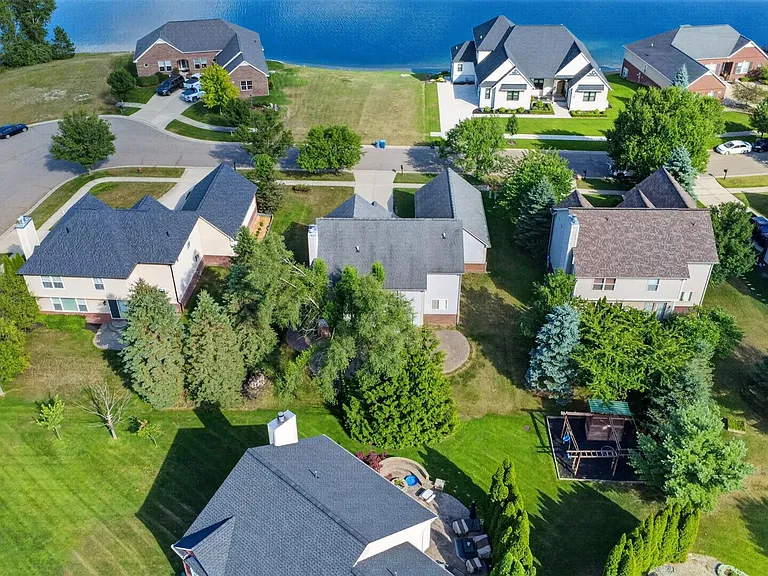 699 Bay Pointe Dr — Photo 44