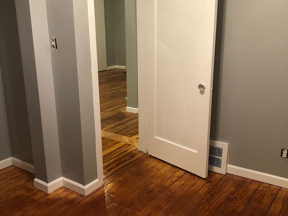 2nd image of 3410 Larchmont St