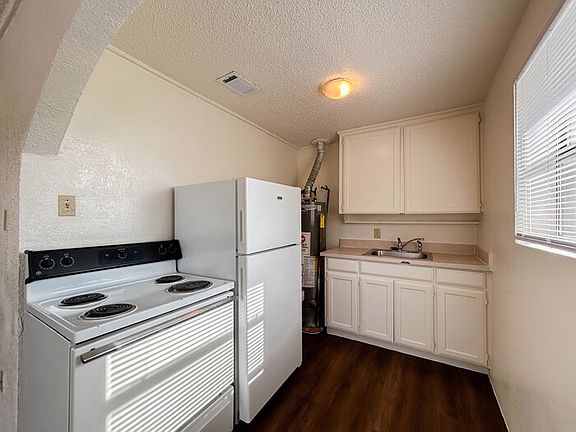 4th image of 1400 N Elm St APT 4