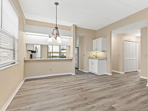 3rd image of 119 Lindsay Ln