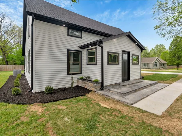 5808 S Cardwell Rd, Fayetteville, AR 72704