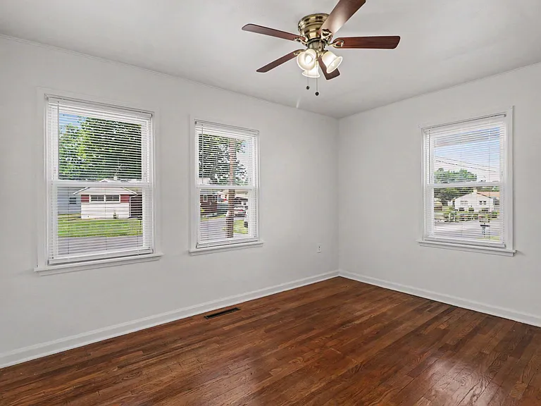 105 Maple Dr — Photo 5