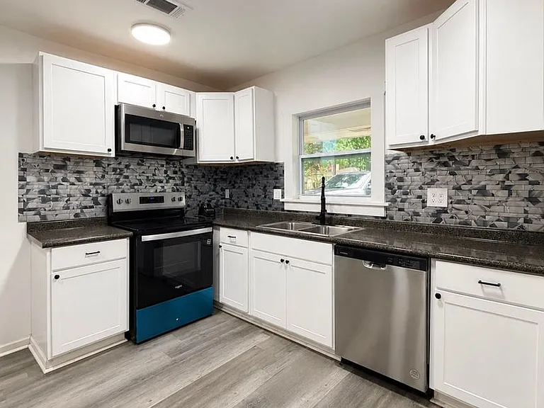 1427 Adrian Ln — Photo 1
