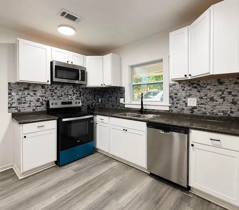 1427 Adrian Ln