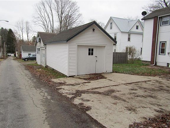 4th image of 11 E 3rd St
