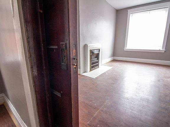 4th image of 4221-4223 Dewey Ave #4221