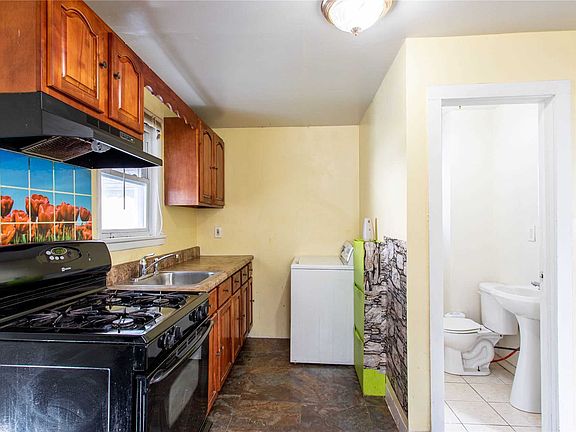 4th image of 46 Marguerite Ave