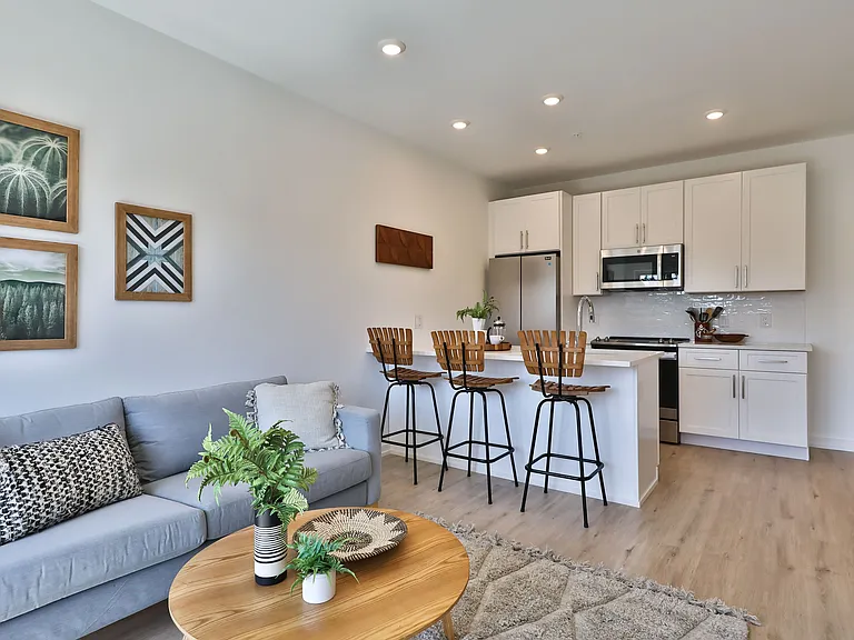 231 W Johnson Street — Photo 44