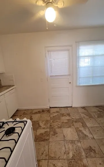 Classic 2 Bedroom Apt w/ Washer / Dryer in Great Downtown Complex! — Photo 38