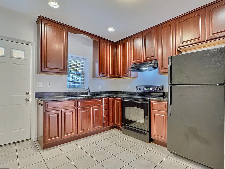 104 N Rose St — Photo 2