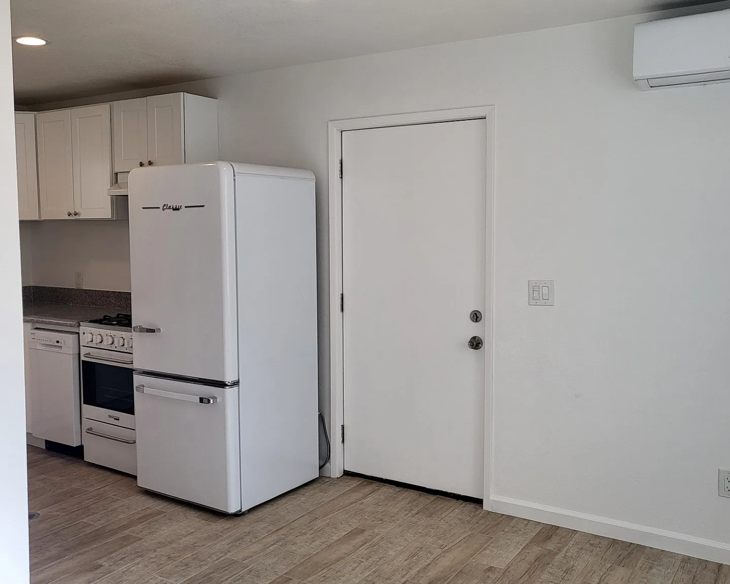 Studio, 281 sqft, $1,300 — Photo 1
