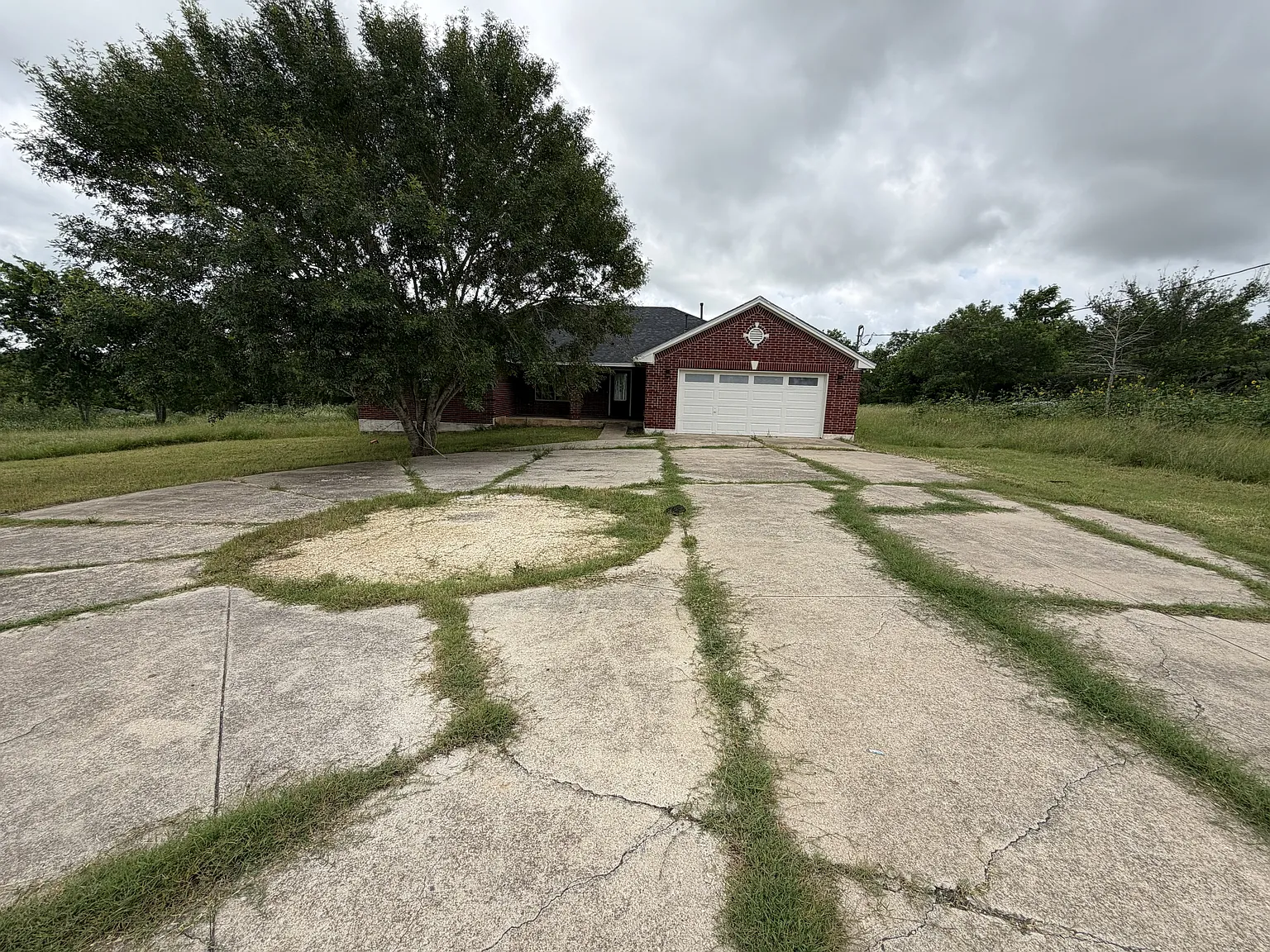 3 bed, 2500 sqft, $2,500 — Photo 1