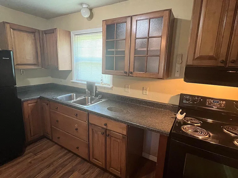 1002 E River Ave — Photo 7