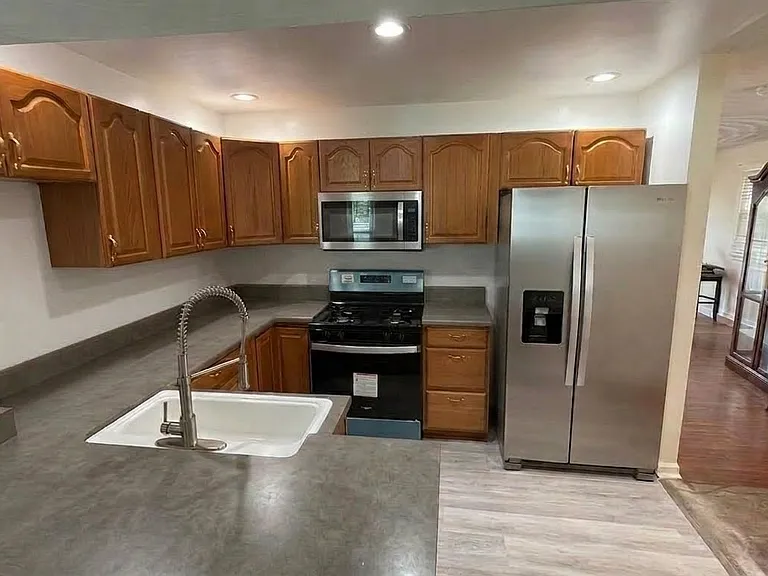 910 Liston Ln — Photo 5