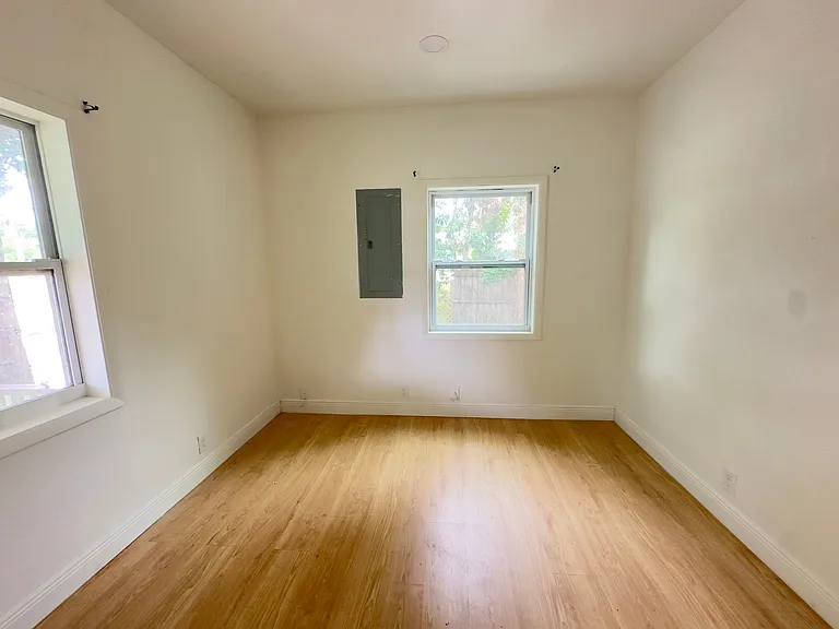 176 E Yeomans Ave — Photo 10