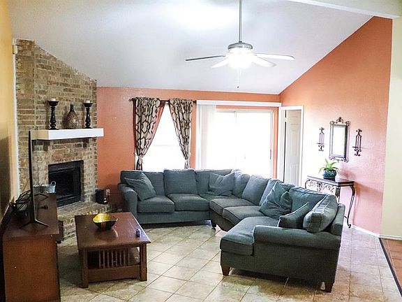 3rd image of 2558 Seven Hills Dr
