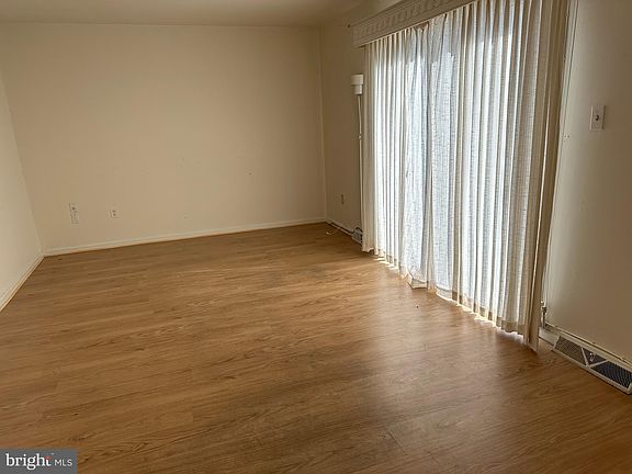 4th image of 2302 Empire Dr
