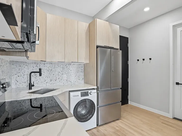 356 E 8th St #Penthouse 4 — Photo 10