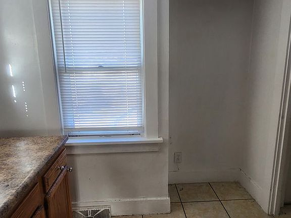 3rd image of 1814 Talbot St