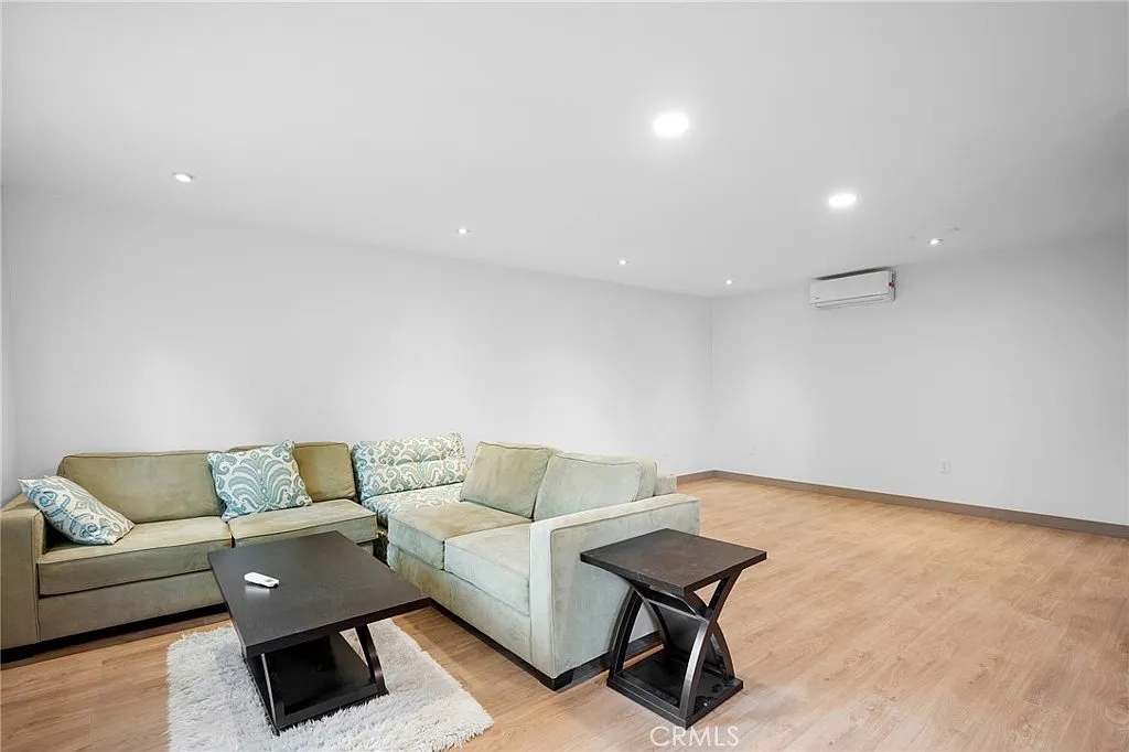 Studio, 550 sqft, $1,900 — Photo 3