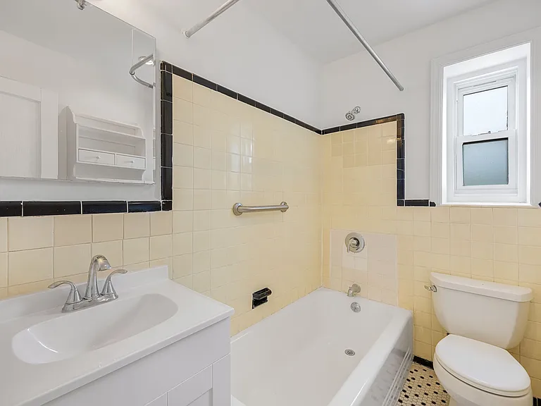 2335 Hudson Ter #D6 — Photo 9