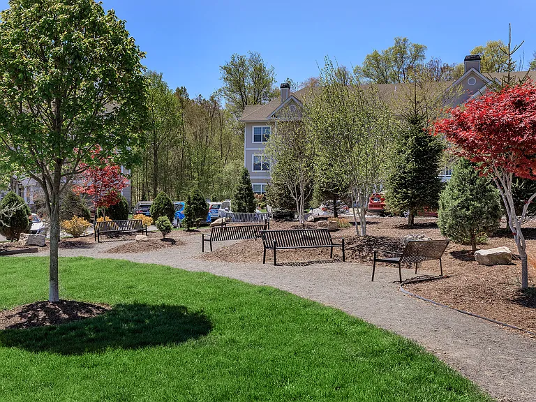 Knoll Crest Apartments — Photo 34